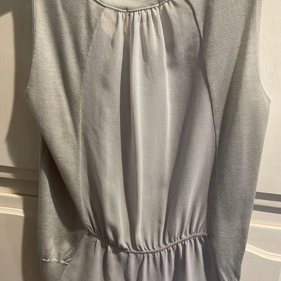 Sleeveless top mix of silk and cotton. The back is sheer silk.  Leroy & perry - Picture 5 of 7